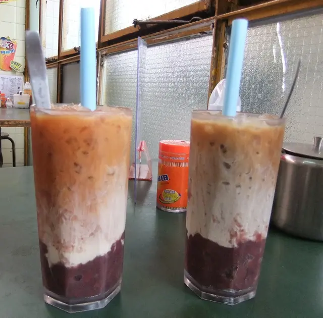 兩杯好似樣, 都係豆,奶,茶/啡分明, 不過咖啡 (右) 深色少少