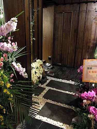 門前嘅日式庭園小路