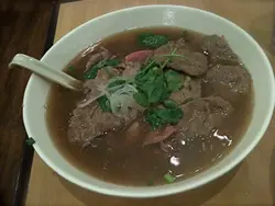 牛肉饼+生牛汤河。(偷喝了某君的汤一口,果然浓浓的,落足料!)