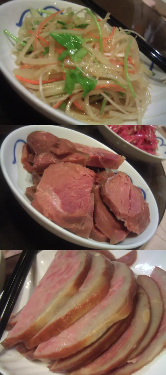 由上至下是涼拌土豆絲、醬驢肉、醬蹄