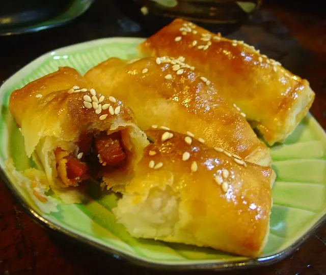 外皮極其香脆鬆化，驚喜！裡面是素肉加薄薄的素蠔油勾芡汁。