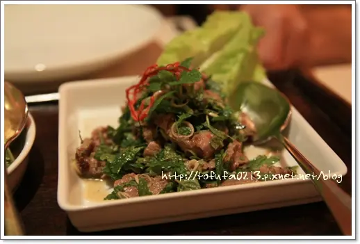 既清新又辣的牛肉沙律