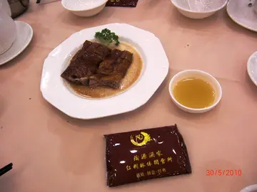 1蚊碟既8舊燒鵝, 骨多肉少