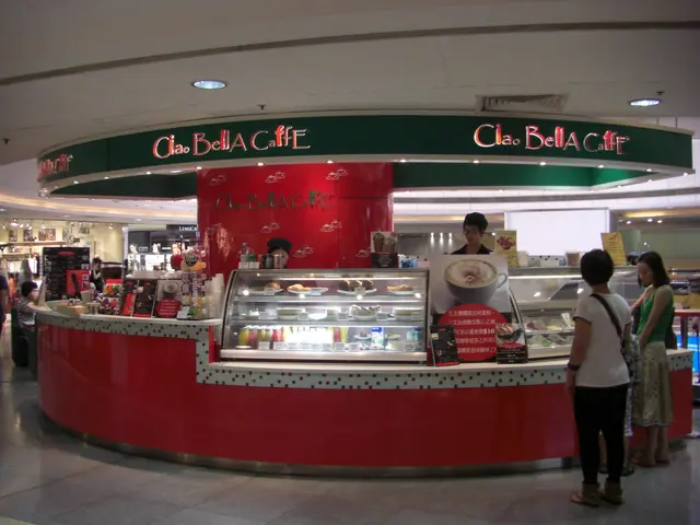 環繞廣場的路邊灘咖啡店