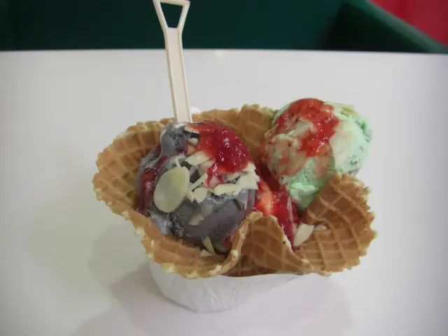 3球迷你意式雪糕+士多啤梨醬+杏仁片 $35-