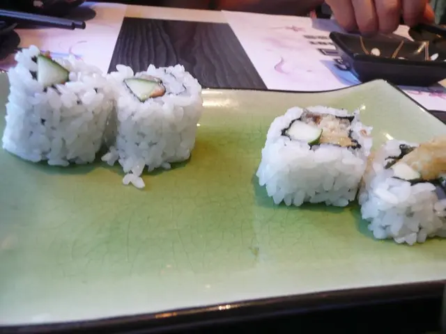 呃人既牛油果軟殼蟹壽司..果d係青瓜黎 -_-