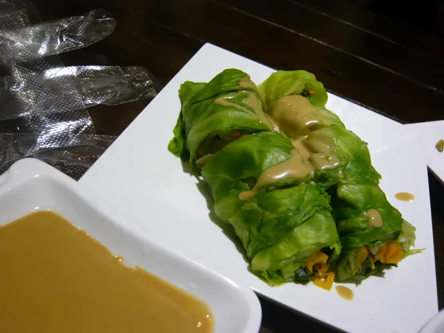 翡翠白玉$22 - 芝麻醬拌椰菜包甘荀,雖然啲菜本身無咩味,不過嚼感十足,加麻醬清新好味!