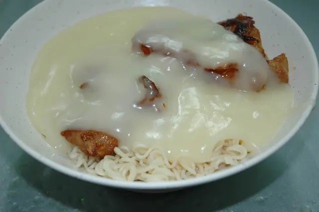 未撈勻的雞扒芝士撈丁