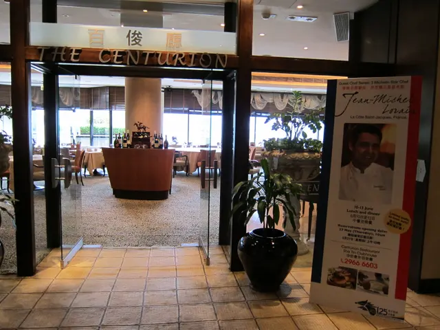 正門有Jean-Michael Loraine的座地招牌