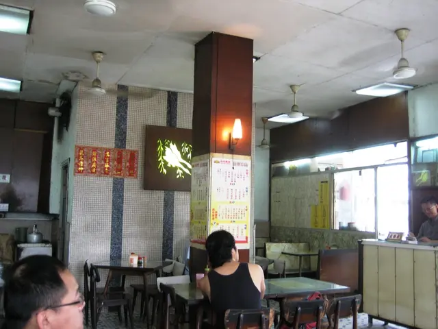 古董桌椅、古董木柱、還有古董圖案燈箱;吊扇努力工作