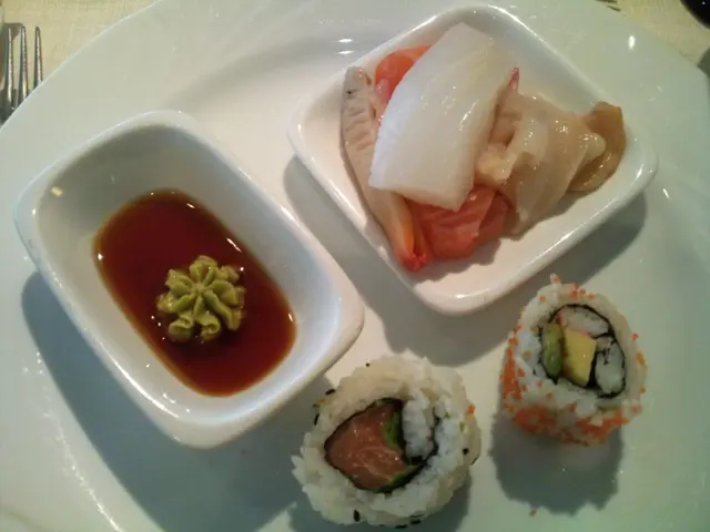 魚生：墨魚還不錯，三文魚不肥美亦不夠鮮，象拔蚌有腥味