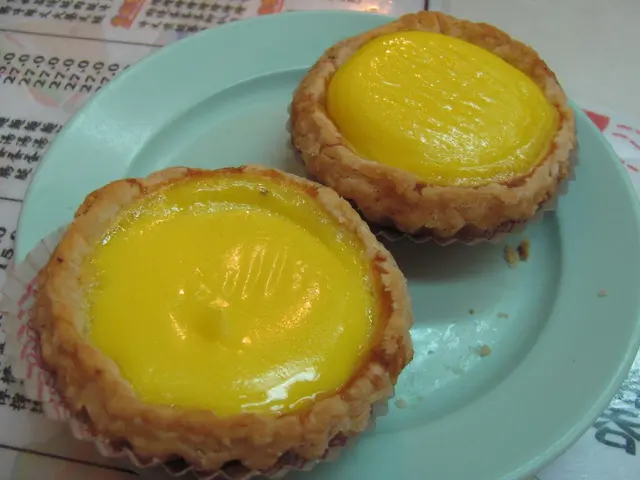 新鮮出爐的酥皮蛋撻熱度很夠，但其酥皮不太鬆化千層