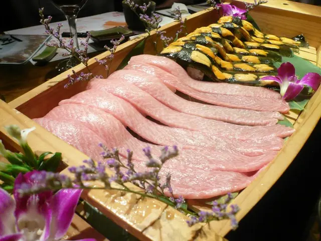 8寸長吞拿魚腩和海膽