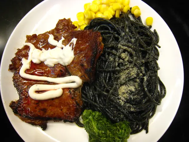 煎肉眼扒配黑芝士汁意粉