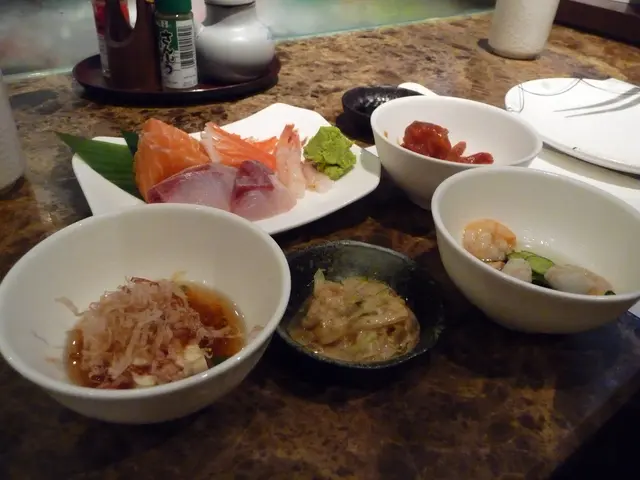 冷盤中最正係醋保羅(八爪魚)，刺身有三文，章紅，甜蝦（新鮮！），蟹柳（睇住佢拆吉之島包裝）