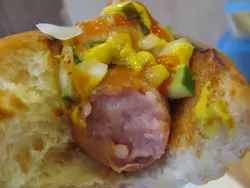 芝士香腸充滿芝味，包身有牛油香