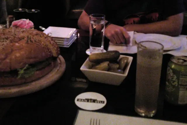 大大份的pickles（唔夠酸）同埋西芹梳打（好味）