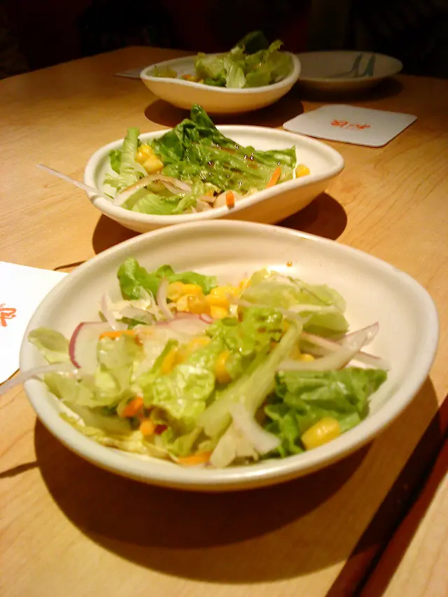 跟餐沙律~ 很多蔬菜,讚!
