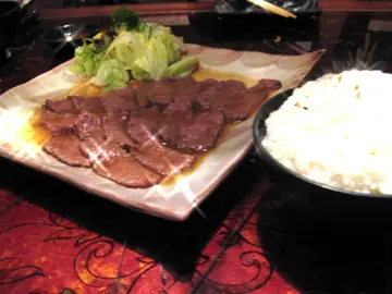 我都算系熟客一名，每次谂唔倒食咩都会去FACE。因为是旦叫样野食都唔差！　今次我试左新野，和牛定食