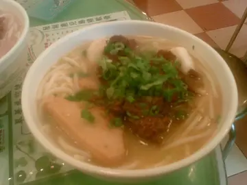 豬軟骨、魚片頭、魚蛋米線