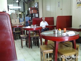 紅木桌椅... - 上環的海安咖啡室