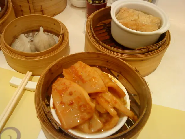 左起:粉果、咖喱土魷、鮮竹卷