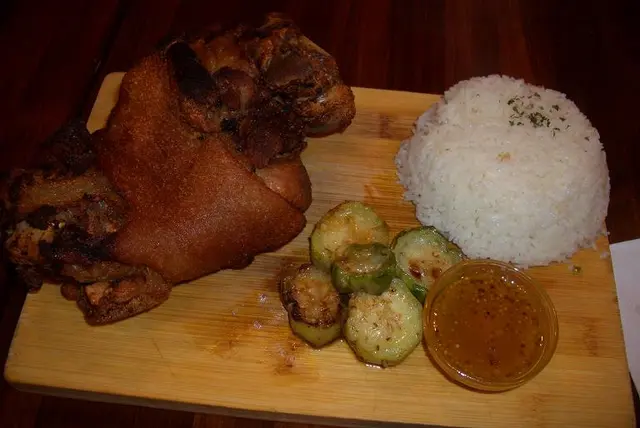 芥蜜脆皮原隻咸豬手