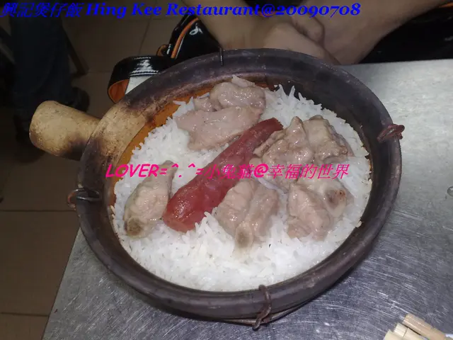臘腸排骨煲仔飯