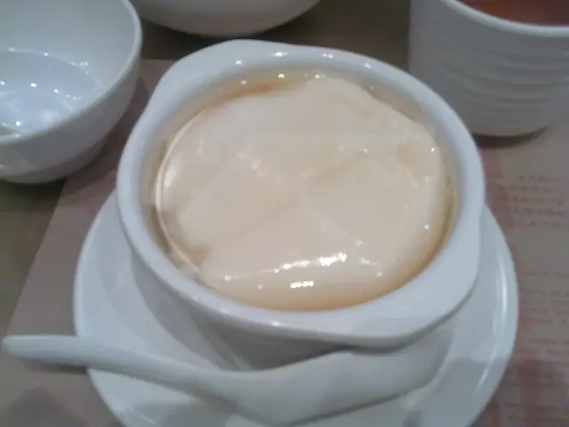 不熱的熱豆腐花 :( 端來時已是黃糖水, 少了細個不斷下黃糖粒的樂趣