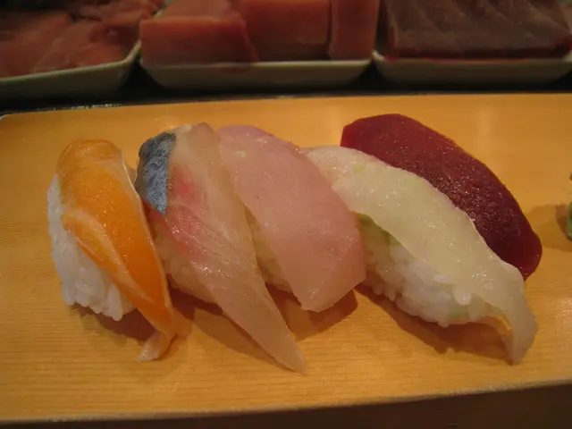 三件白身魚味道都不錯,瘦吞拿則是一貫的沒有特別;對鮭魚沒有特別喜好,所以給了喜歡它的女朋友吃。