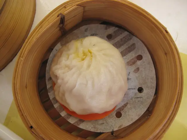 特價十蚊隻蟹粉小籠包, 皮較厚, 但真的有不少蟹粉!