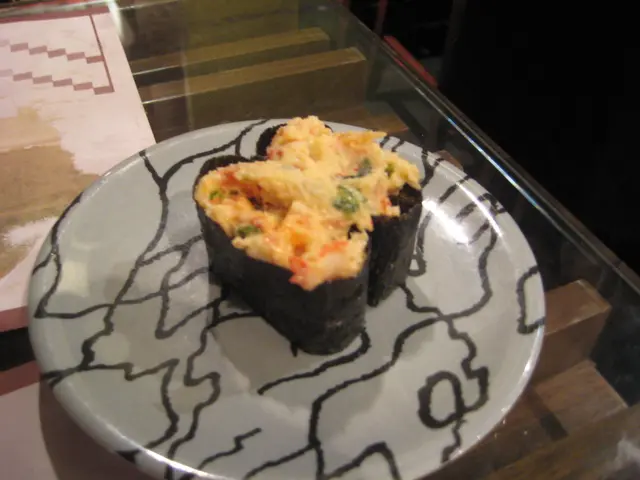 (龍蝦沙律)壽司裡面本身加左芥末，所以完全食唔到沙律的味到！成件壽司只有芥末味。