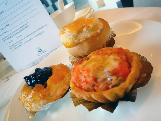 芝士三文魚撻+藍莓叉燒酥