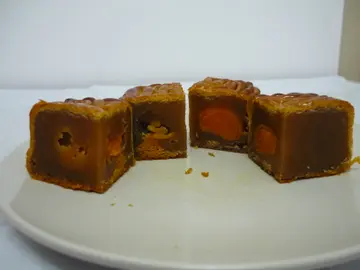 切开后的双黄莲蓉月