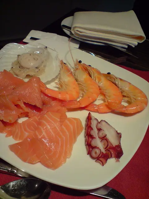 凍蝦大大隻, 新鮮又彈牙. 三文魚肥美香噴噴.