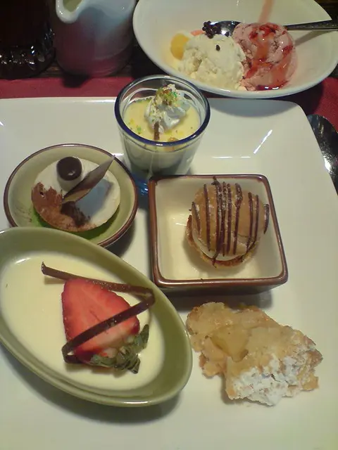 甜品款式多樣, 味道少甜, 最適合怕肥又貪吃的我.