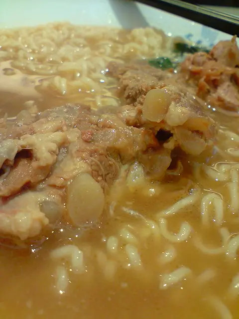 豬軟骨軟淋無比, 肥美滑溜, 圓筒型的軟骨跟豬肉的份量各佔一半, 肉味非常香濃.