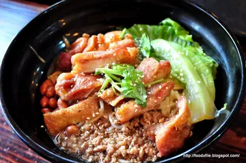 配角炸鸡已梳打过，腌味不足，腍而乏味。
