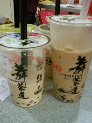 左边系台式奶滑珍珠奶茶,右边系仙草奶茶