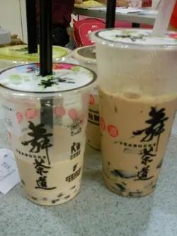 左边系台式奶滑珍珠奶茶,右边系仙草奶茶