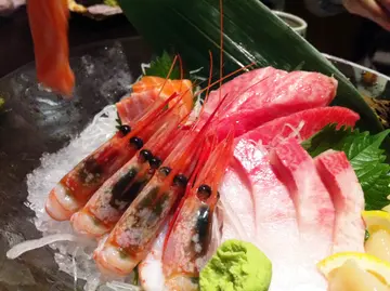 刺身四点盛:甜虾原只又大又鲜甜,带子厚切口感鲜嫩,Toro肥美,三文鱼稳阵