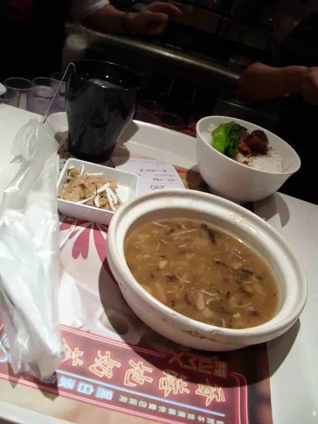 一手交飛，一手提餐．