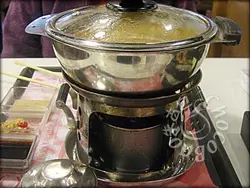 精致的煲仔，旁边是附送的三款调味酱料