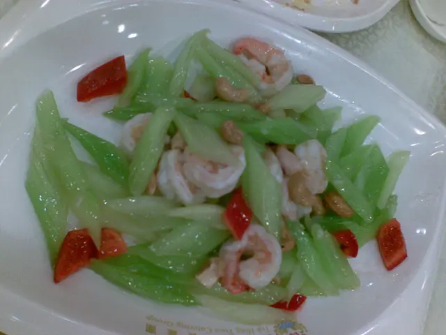 西芹腰果炒蝦球