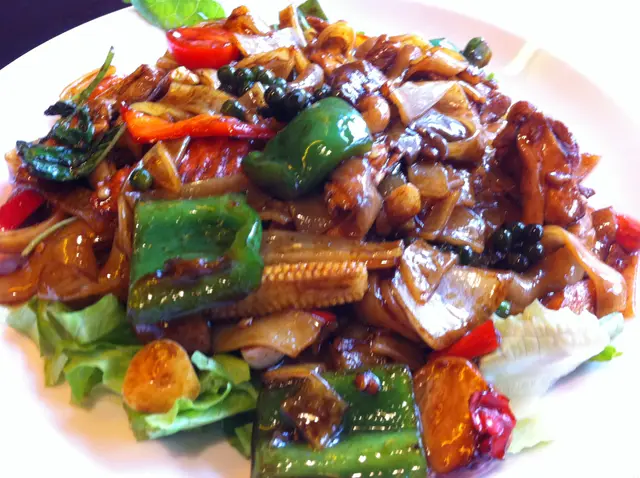 Stir fried noodle with chicken