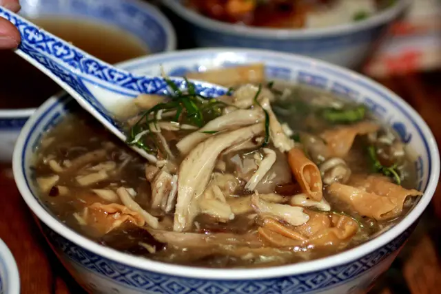 啖啖蛇肉嘅蛇羹