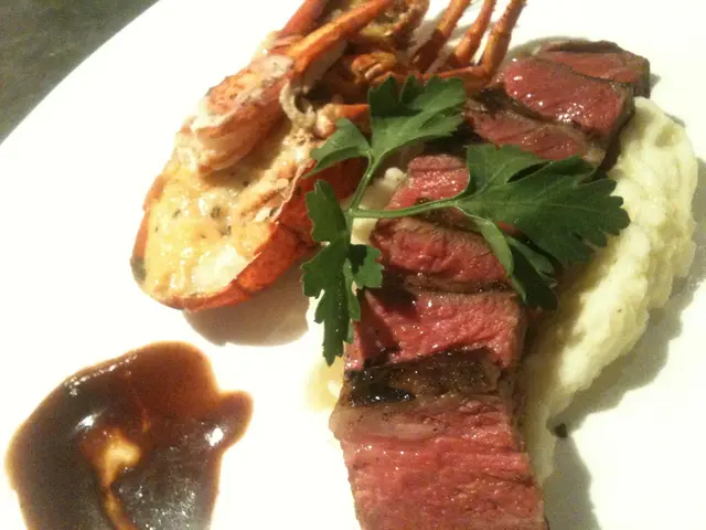 芝士焗龍蝦併安格斯牛鞍肉