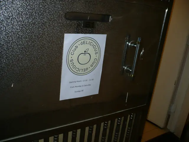 鐵閘貼上一張印有餐廳  logo  的紙張