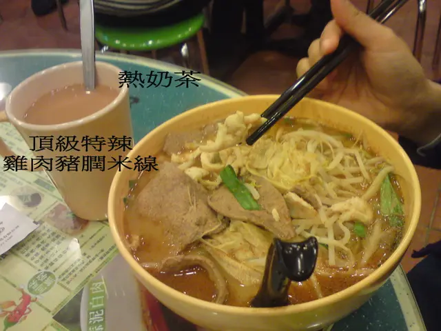 特辣雞肉豬膶米線、熱奶茶