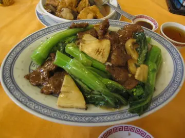 菜心炒牛肉，加入了竹筍作配料